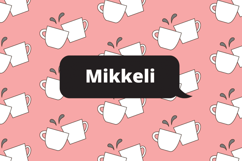 Kuvassa on paljon kahvikuppeja. Kuppien päällä lukee teksti "Mikkeli".