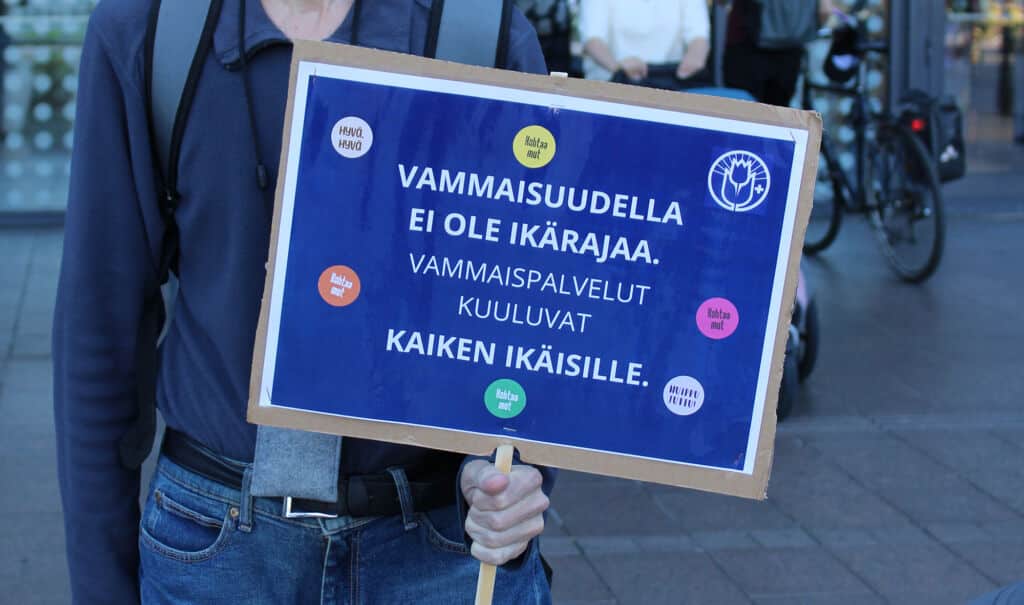 mielenosoituskyltti: vammaispalvelut kuuluvat kaikille