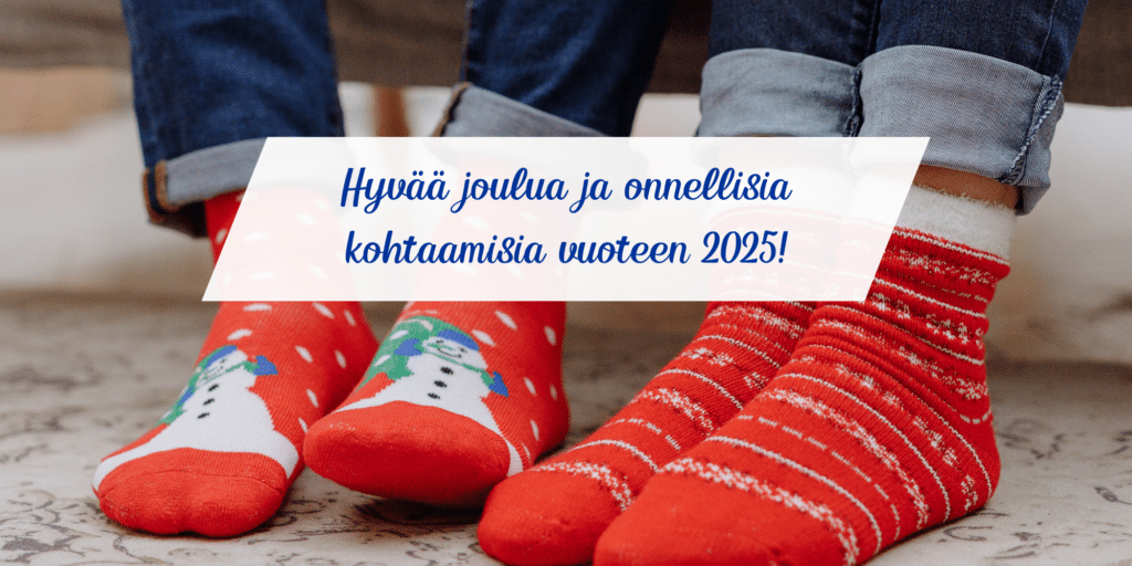 Kuvassa on kahden ihmisen jalat, joissa on jouluiset villasukat. Kuvan päällä lukee teksti "Hyvää joulua ja onnellisia kohtaamisia vuoteen 2025!".