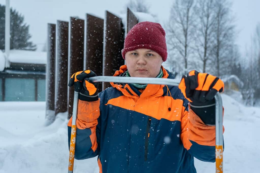 nuori mies ja lumikola